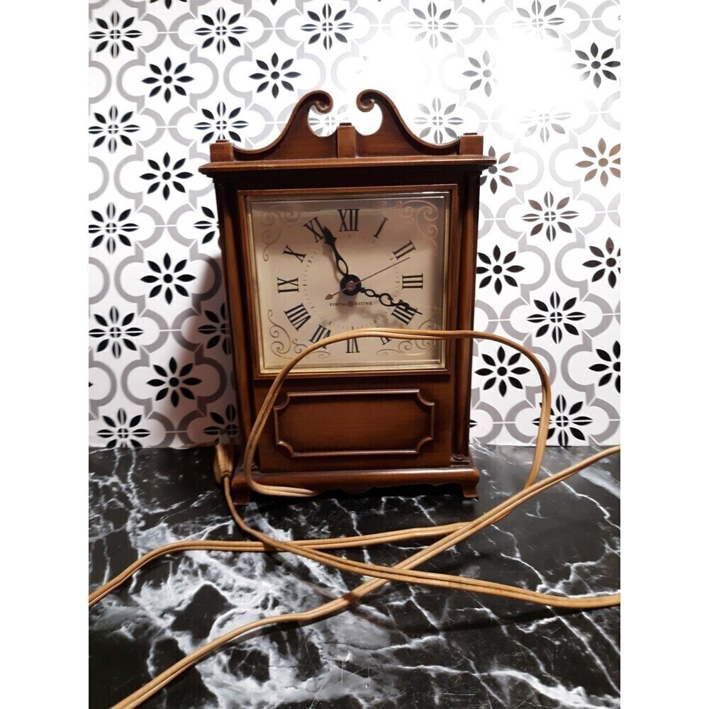 Vintage farmhouse shelf clock G.E.